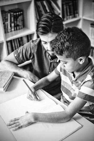 Βοηθώντας Παιδί Σχολείο Την Εργασία Του Στη Βιβλιοθήκη Στο Σχολείο — Φωτογραφία Αρχείου