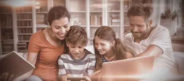 Família Feliz Usando Tecnologias Enquanto Senta Sofá Casa — Fotografia de Stock