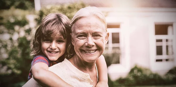 Portret Van Oma Meeliften Kleinzoon Tuin — Stockfoto