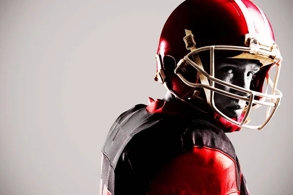 ヘルメット クローズ アップで立っているアメリカン フットボール プレーヤー — ストック写真