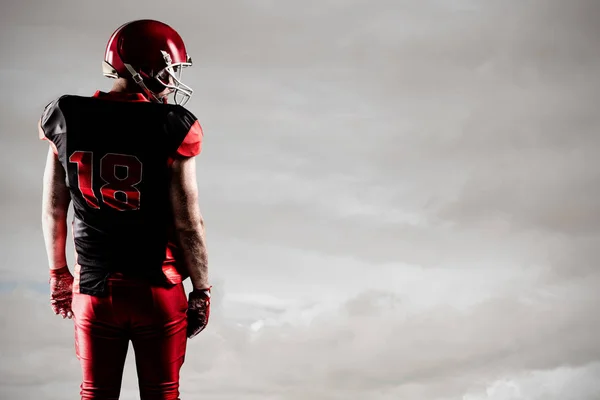 Jogador Futebol Americano Capacete Rugby Contra Céu Azul Com Nuvens — Fotografia de Stock