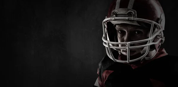 Jogador Futebol Americano Com Capacete Rugby Contra Quadro Cheio Grunge — Fotografia de Stock