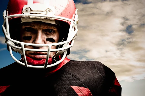 Jogador Futebol Americano Capacete Contra Céu Nublado Sobre Campo — Fotografia de Stock