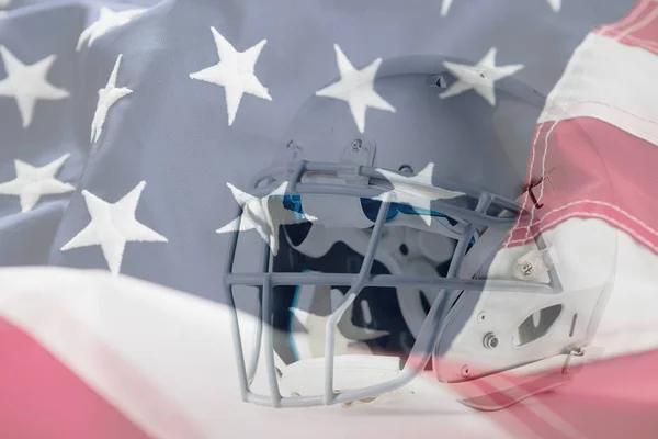 Nahaufnahme Eines Silbernen Sporthelms Gegen Vollrahmen Der Amerikanischen Flagge — Stockfoto