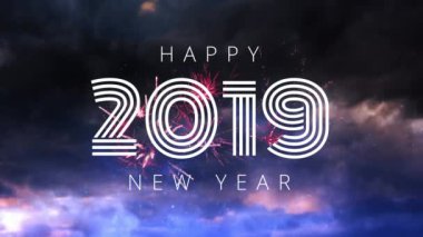 Mutlu yeni yıl animasyon ve kopya alanı ile gece gökyüzünde patlayan renkli havai fişek ile tebrik