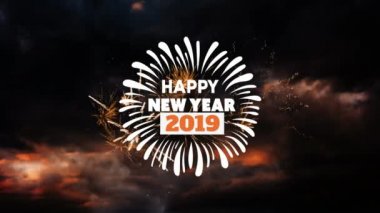 Mutlu yeni yıl animasyon ve kopya alanı ile gece gökyüzünde patlayan renkli havai fişek ile tebrik