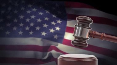 Amerikan bayrağı forefront mahkeme tokmak ile rüzgarda