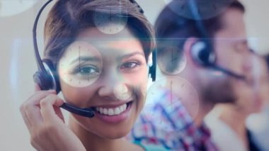 Saat arka planına karşı Kulaklık kullanan Mutlu Müşteri Hizmetleri