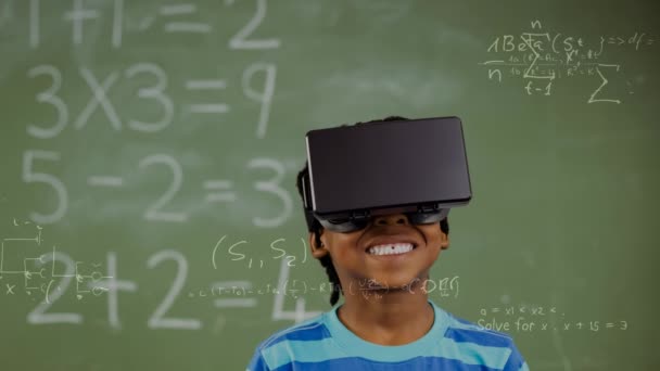 Ребенок Использующий Виртуальную Реальность Против Анимированной Математики Фоне Доски Математическими — стоковое видео