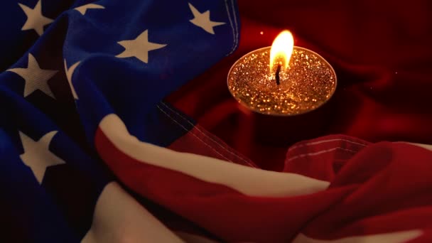 Composietbeeld Van Brandende Kaars Met Amerikaanse Vlag — Stockvideo