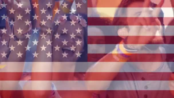 静的なアメリカの国旗と記念写真を撮る幸せな陽気な群衆 — ストック動画