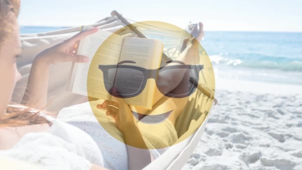 动画微笑表情符号反对妇女在海滩上放松 — 图库视频影像