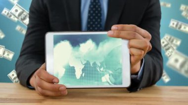 İşadamı holding dijital tablet gösteren animasyonlu dünyaya karşı yağmur dolar faturaları arka plan animasyonlu