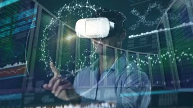 İşadamı Vr kulaklık mavi animasyonlu arka plan ile bir beyin ve Dna ile birlikte dijital kod kullanarak dijital bileşik