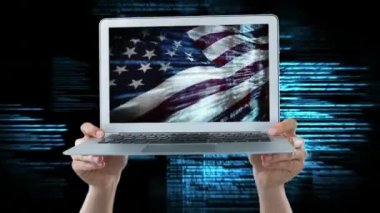 Amerikan bayrağı mavi animasyonlu arka plan karşı gösterilen Laptop tutan el