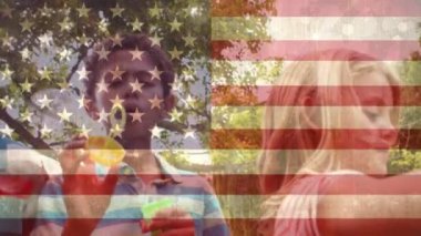 Mutlu aile animasyon Amerikan bayrağı arka planı dışında oynamaya