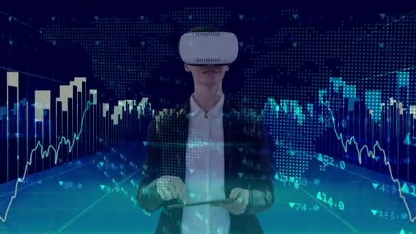 Цифровая Композиция Бизнесвумен Использующих Виртуальную Реальность Держащих Цифровой Планшет Анимированном — стоковое видео