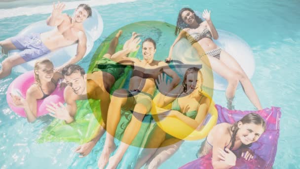 Genç Yetişkin Havuzu Arka Planda Karşı Güneş Gözlüklü Sarı Ifade — Stok video
