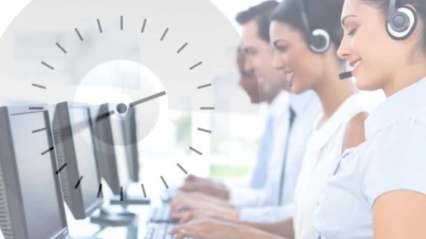 Kundenservice Mitarbeiter Mit Headset Call Center Vor Uhrzeigerhintergrund — Stockvideo