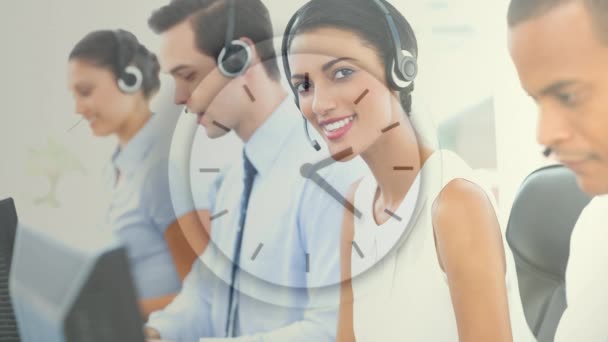 Cyfrowy Kompozyt Zadowolonych Pracowników Obsługi Klienta Pomocą Zestawu Słuchawkowego Tle — Wideo stockowe