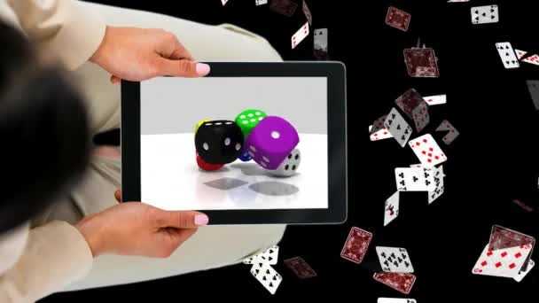 Zakenvrouw Holding Tablet Weergegeven Digitale Dobbelstenen Tegen Vallende Poker Kaarten — Stockvideo