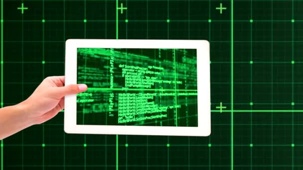 Ręka Trzyma Cyfrowe Tabletki Przedstawiającej Kodowania Przeciwko Zielone Tło Zielony — Wideo stockowe