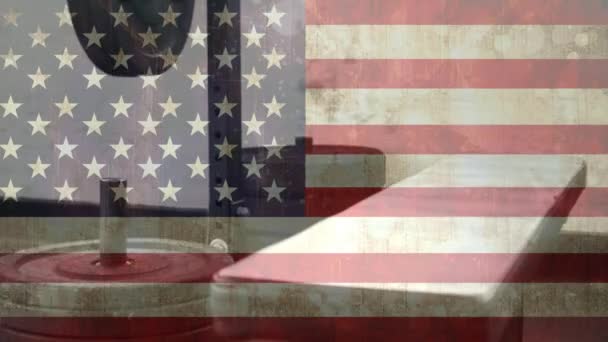 Gewicht Bankje Curl Bar Tegen Geanimeerde Amerikaanse Vlag Achtergrond — Stockvideo