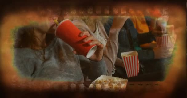 Alte Filmkassette Mit Freunden Die Einen Film Kino Mit Popcorn — Stockvideo