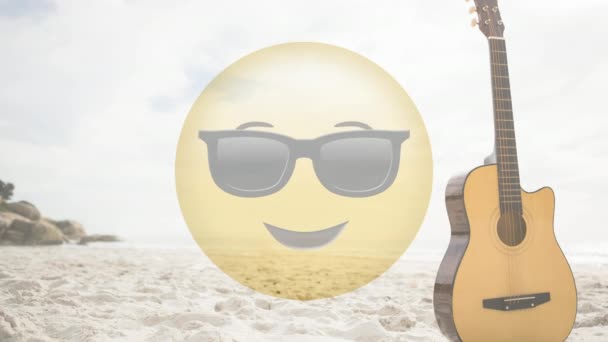 Gele Emoticon Met Zonnebril Tegen Zand Met Gitaar Achtergrond Animatie — Stockvideo