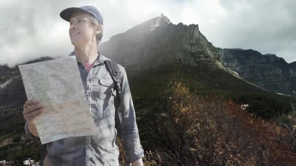 Masculino Totalmente Equipado Caminhante Segurando Mag Contra Montanha Tecnologia Animado — Vídeo de Stock