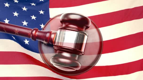 Martelo Corte Madeira Contra Fundo Bandeira Americana Animada — Vídeo de Stock