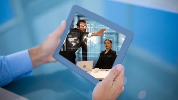 Biznesmen Trzymający Tablet Pokazujący Globalnie Pracujących Biznesmenów Patrzących Cyfrowy Globus — Wideo stockowe