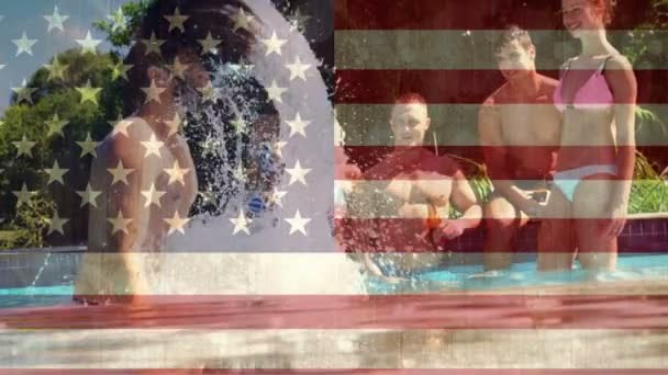 7月4日 一群不同朋友在游泳池里庆祝 而美国国旗在背景中挥舞的数字组合 — 图库视频影像