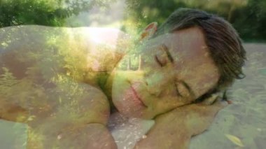 Animasyon ormanın içinde belgili tanımlık geçmiş karşı Spa'da rahatlatıcı adam