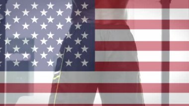 Kaslı adam animasyonlu Amerikan bayrağı arka planı çalışma dışarı dijital bileşik