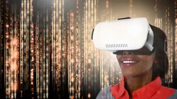 Kobieta Pomocą Wirtualnej Rzeczywistości Urządzenia Świecące Tle Czarno Złota Technologii — Wideo stockowe