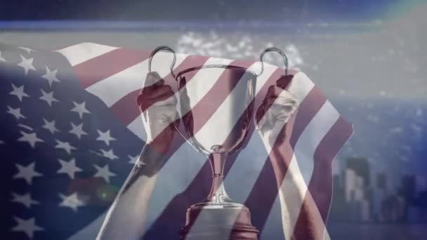 Champions Händer Håller Trophy Mot Amerikanska Flaggan Bakgrund Och Fyrverkerier — Stockvideo