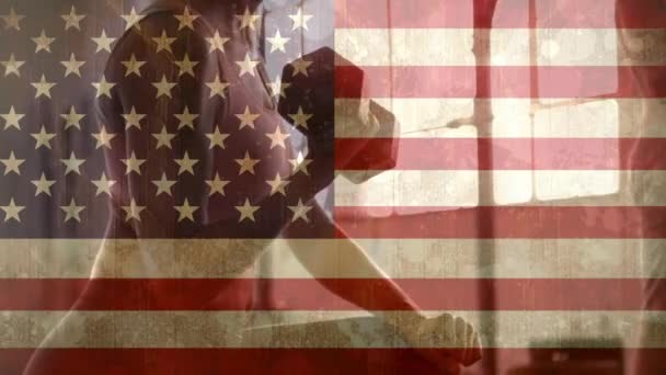 Жінка Тренажерному Залі Вагами Тлі Американський Прапор — стокове відео