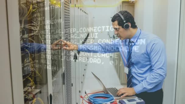 Gabungan Digital Profesional Bekerja Data Server Room Terhadap Latar Belakang — Stok Video