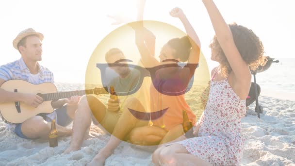 动画黄色表情符号与太阳镜对海滩与幸福的家庭背景 — 图库视频影像