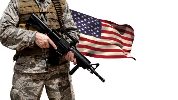 Soldado Con Arma Contra Bandera Americana Ondeando Viento Sobre Fondo — Vídeo de stock