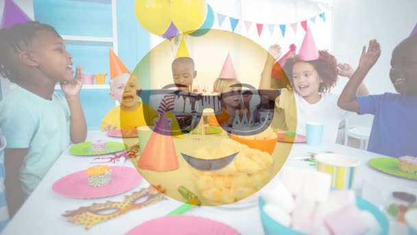 动画黄色表情符号与太阳镜对孩子生日派对背景 — 图库视频影像
