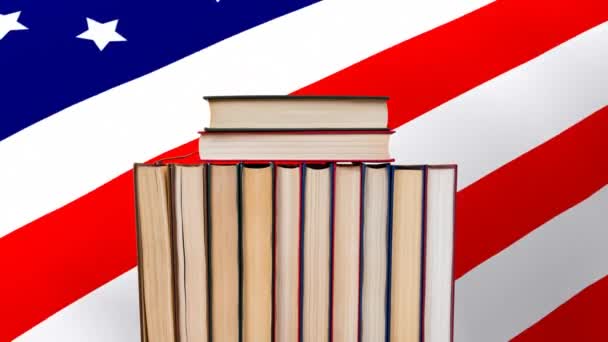 Libros Animados Contra Bandera Americana Animada Que Sopla Fondo Del — Vídeos de Stock
