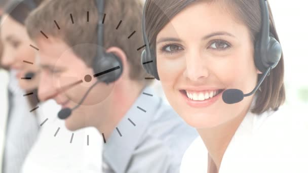 Mutlu Gülümseyen Müşteri Hizmetleri Arkadaşları Saat Arka Plan Karşı Kulaklık — Stok video