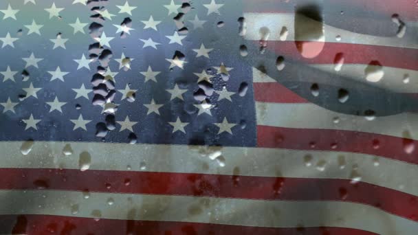 美国国旗的数字合成与水在雾蒙蒙的玻璃在最前沿减速滴落下来 — 图库视频影像