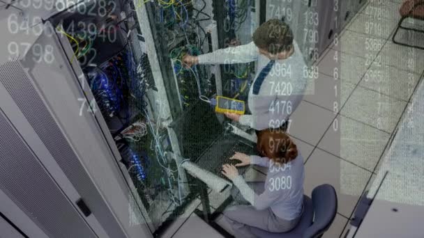 它的专业人员在数据服务器机房的数字背景下工作 — 图库视频影像