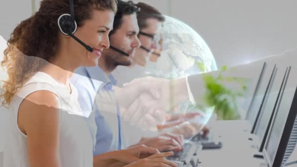 Buon Team Assistenza Clienti Che Utilizza Headset Callcenter Stretta Mano — Video Stock