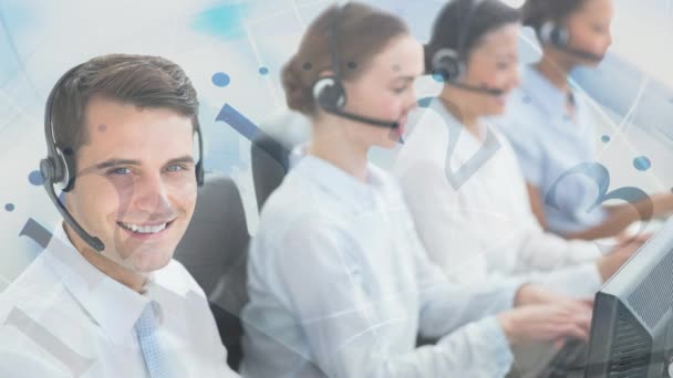 Zadowoleni Pracownicy Obsługi Klienta Pomocą Zestawu Słuchawkowego Przed Uruchomieniem Tła — Wideo stockowe