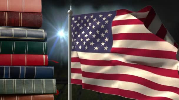 Animierte Amerikanische Flagge Weht Nachts Wind Mit Büchern Vor Nächtlichem — Stockvideo