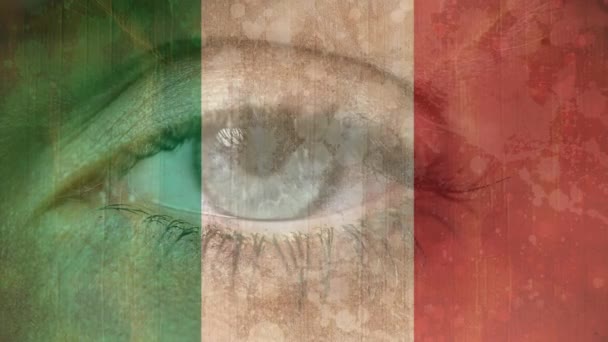 Komposit Öppning Och Stängning Öga Mot Italiensk Flagg Med Fläckar — Stockvideo